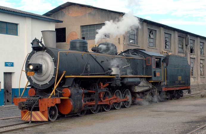 A general view of the former Argentine 2-10-2 in the yard at Tubarão. © Heinz Bühler