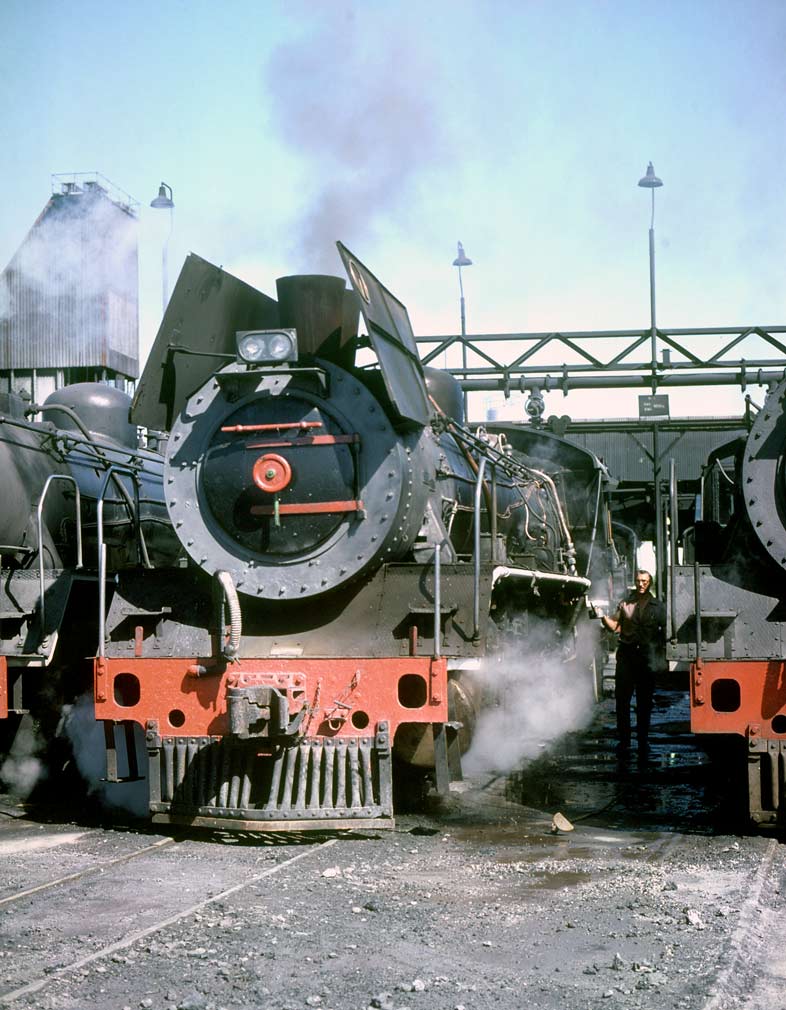 2644 being prepared for duty. March 28 1981. � Roger Griffiths 