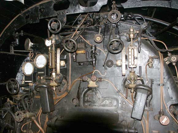 This is the cab of another PLM engine - 231H8. This loco is considerably more up to date than the 230B. Note the spy hole again. October 9 2003