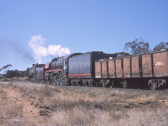 D3 639 and R761 stopped near 519KM post for a runpast on the line between Murrayville and Ouyen. April 26 2002