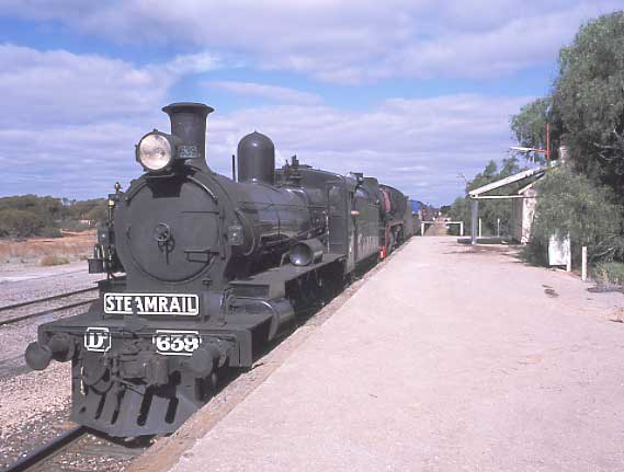 D3 639 and R761 pose at Hattah station. April 26 2002