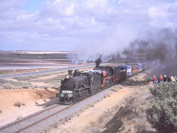D3 639 and R761 perform alongside the Malle Highway on the line between Murrayville and Ouyen. April 26 2002