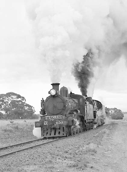 D3 639 and R761 perform a runpast on the line between Murrayville and Ouyen.April 26 2002