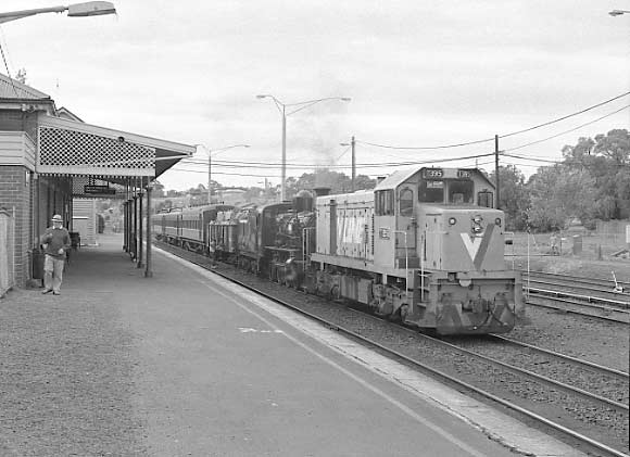 D3 639 & T395 with their train at Bacchus Marsh during short a servicing stop. April 23 2002