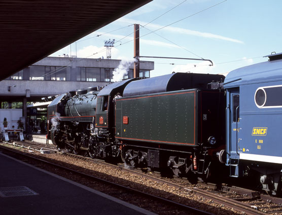 141R 1199, with the oil heating vehicle behind the tender, stands at Paris Bercy at the end of the railtour.