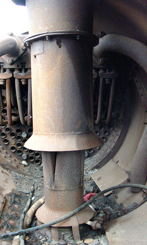 A Kylpor ejector more or less as it should be in one of the locos dumped at Rio Gallegos. January 2004.